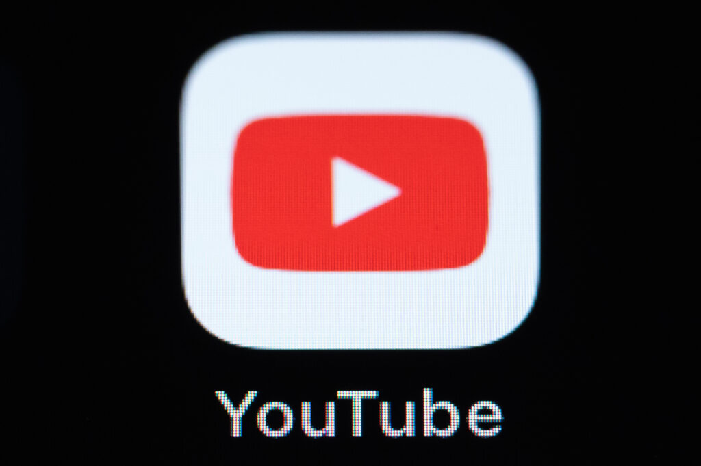 YouTube va eticheta automat videoclipurile generate cu AI. Noile marcaje vor fi mai vizibile pe Shorts și clipurile lungi