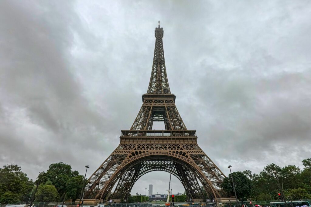 Suma fabuloasă pentru care s-a adjudecat un fragment din scara Turnului Eiffel, după ce a fost scos la licitație