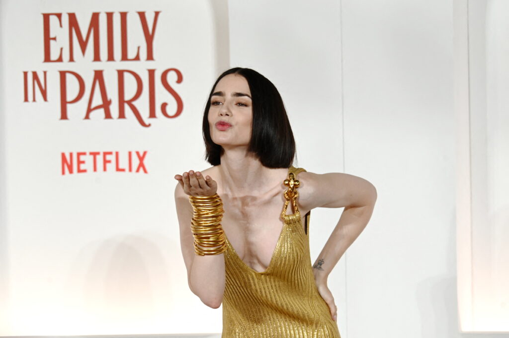 „Emily in Paris” ajunge în Grecia. Și premierul Mitsotakis așteaptă noul sezon