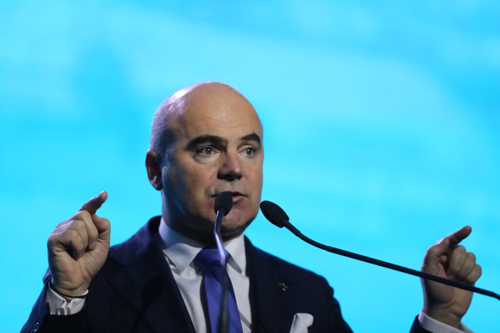 Rareș Bogdan critică dur inițiativa lui Bolojan de a opri proiectul României cu SUA de la Doicești: „Răsturnarea de situație e o mișcare geopolitică de o duritate rară.  Bucureștiul trage frâna de mână. Transmitem impredictibilitate politică la nivel înalt”