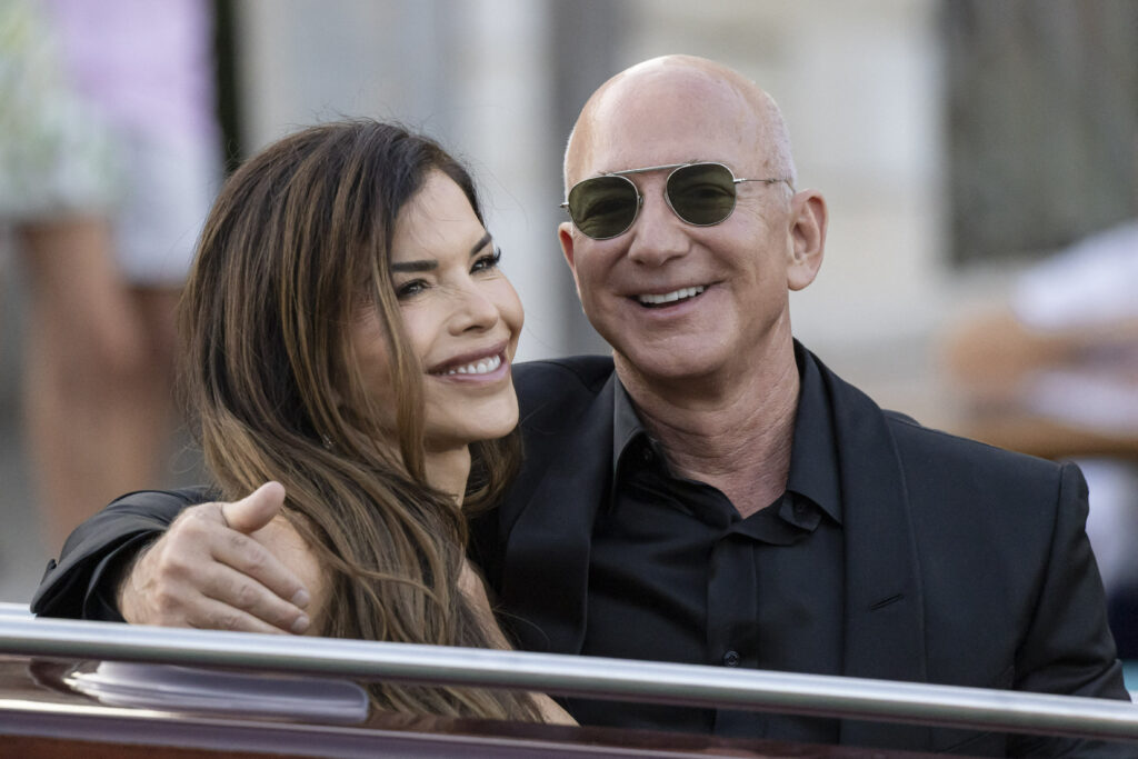 Bezos își vinde iahtul criticat la Cannes. Dar are o problemă: și-a sculptat-o pe Lauren Sanchez pe provă