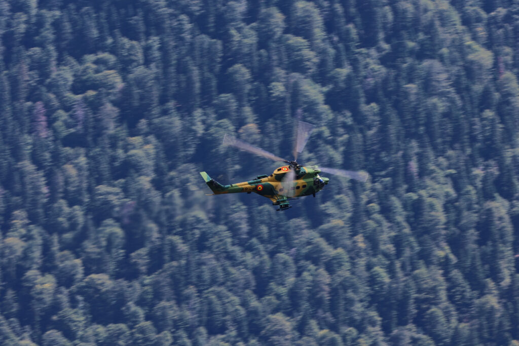 O aeronavă IAR-330 a aterizat de urgență lângă Reșița din cauza unei defecțiuni în timpul zborului