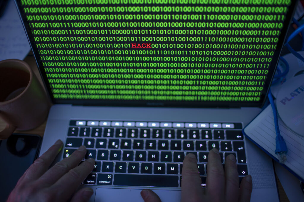 Român condamnat în SUA după ce a vândut acces la rețele informatice guvernamentale