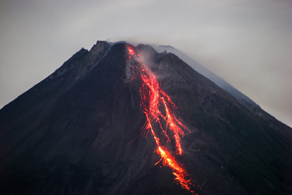 Cel puțin trei oameni au murit în urma erupției unui vulcan din Indonezia