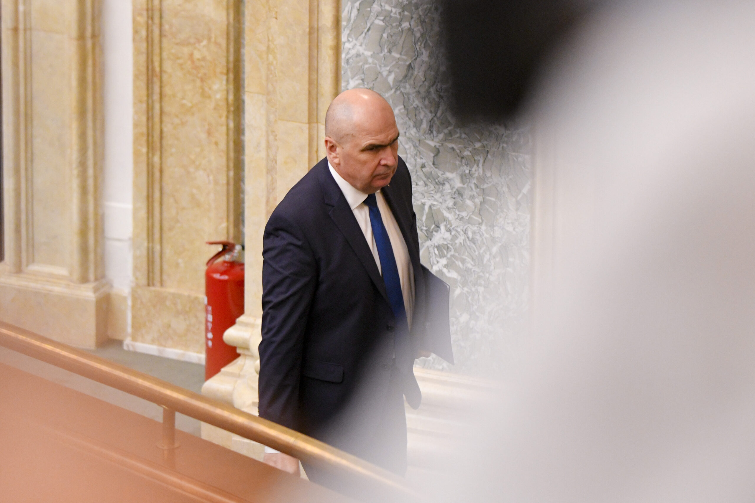 Zi critică pentru Bolojan: moțiunea PSD-AUR poate răsturna Guvernul. Ultimele calcule