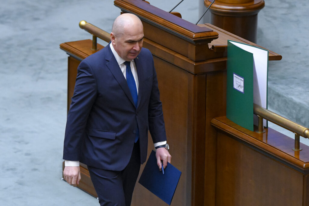 Negocieri pe muchie de cuțit înaintea moțiunii PSD-AUR împotriva Guvernului Bolojan. Voturile din SOS, POT, PACE și de la neafiliați pot decide soarta Executivului