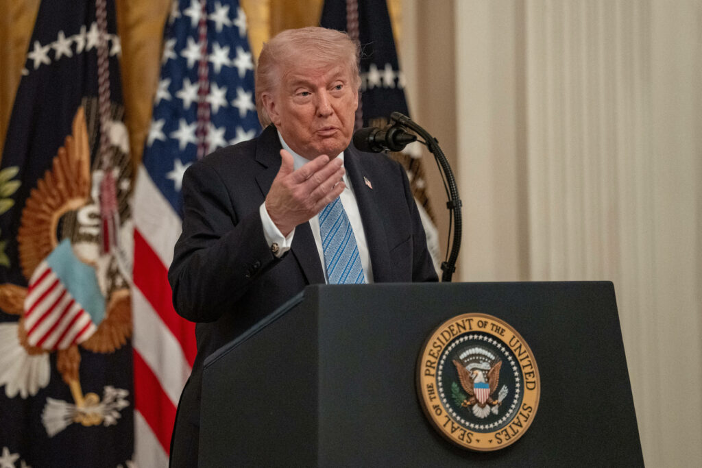 Trump suspendă planul de a ghida nave prin Strâmtoarea Ormuz, invocând progrese în negocierile cu Iranul