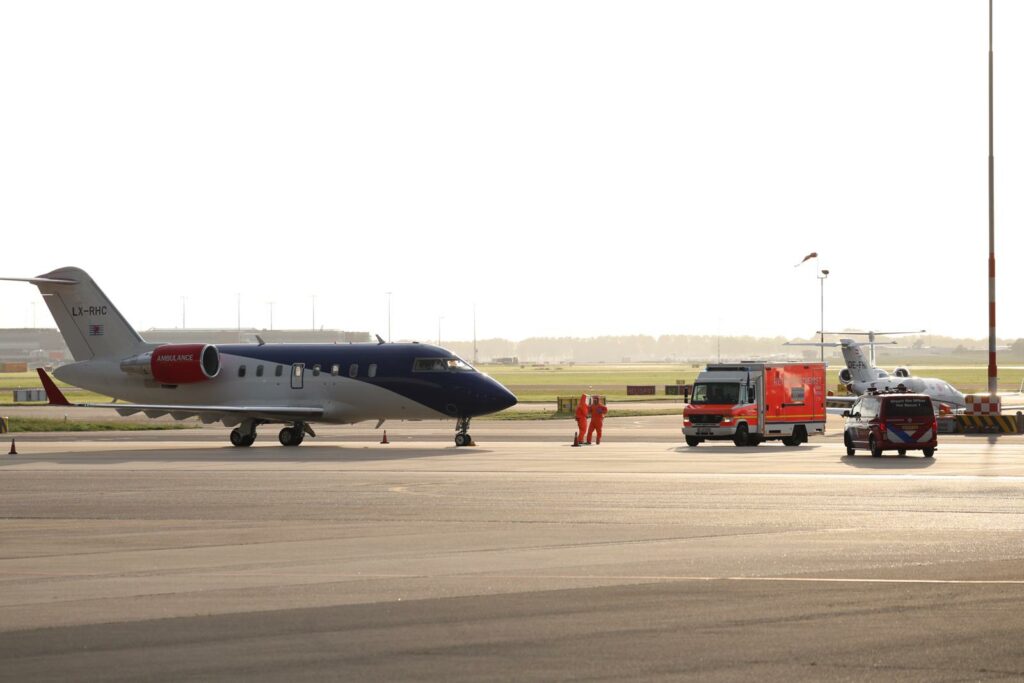 Țările UE trimit avioane pentru evacuarea pasagerilor aflați pe nava afectată de un focar de hantavirus
