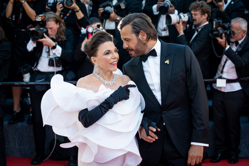 Un avocado pe zi, niciun Botox și face șpagatul la 92 de ani. Secretele actriței Joan Collins
