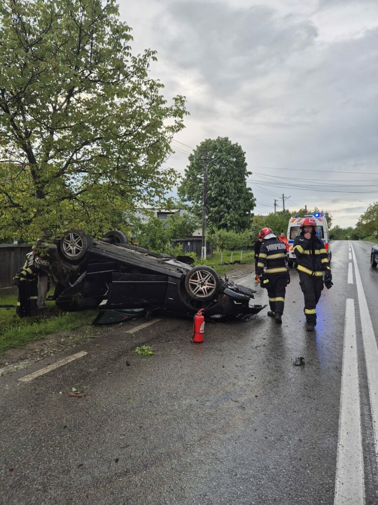 Mașină răsturnată în Bacău: cinci tineri au ajuns la spital după un grav accident rutier