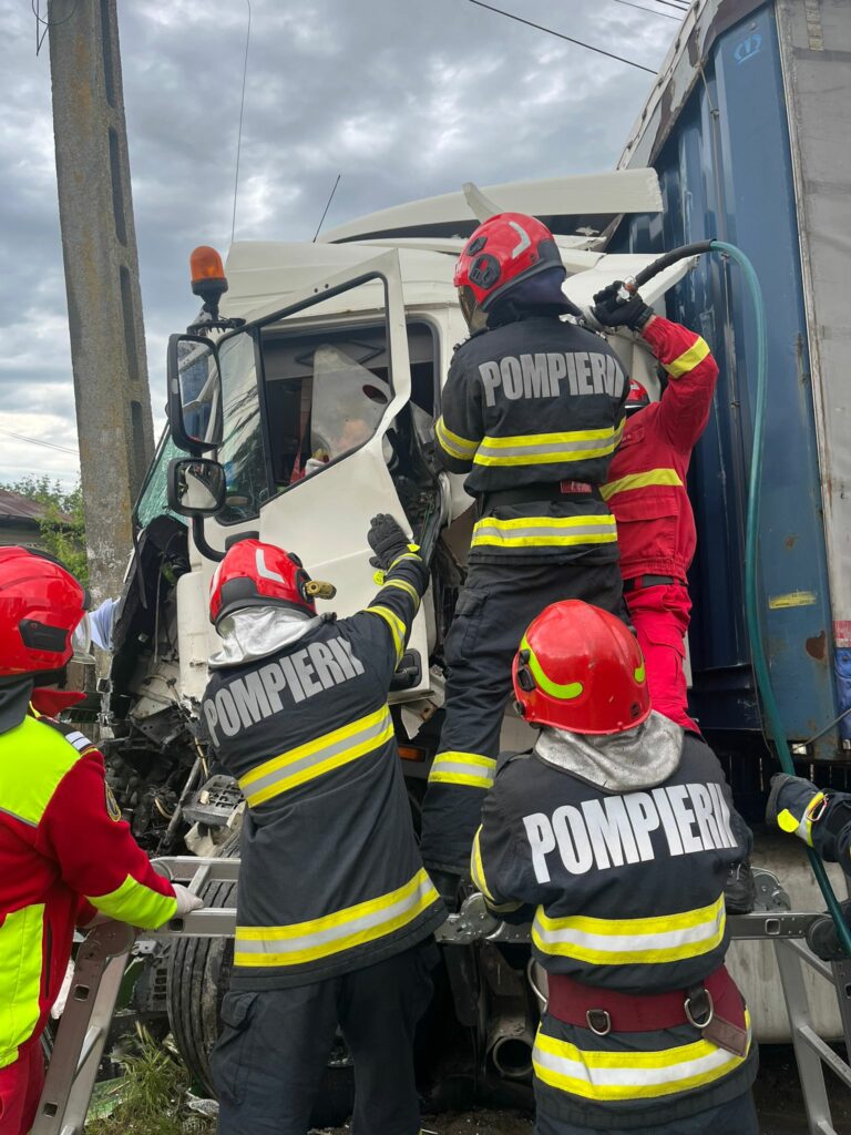 Elicopterul SMURD solicitat în Prahova după un accident între un autobuz și camion