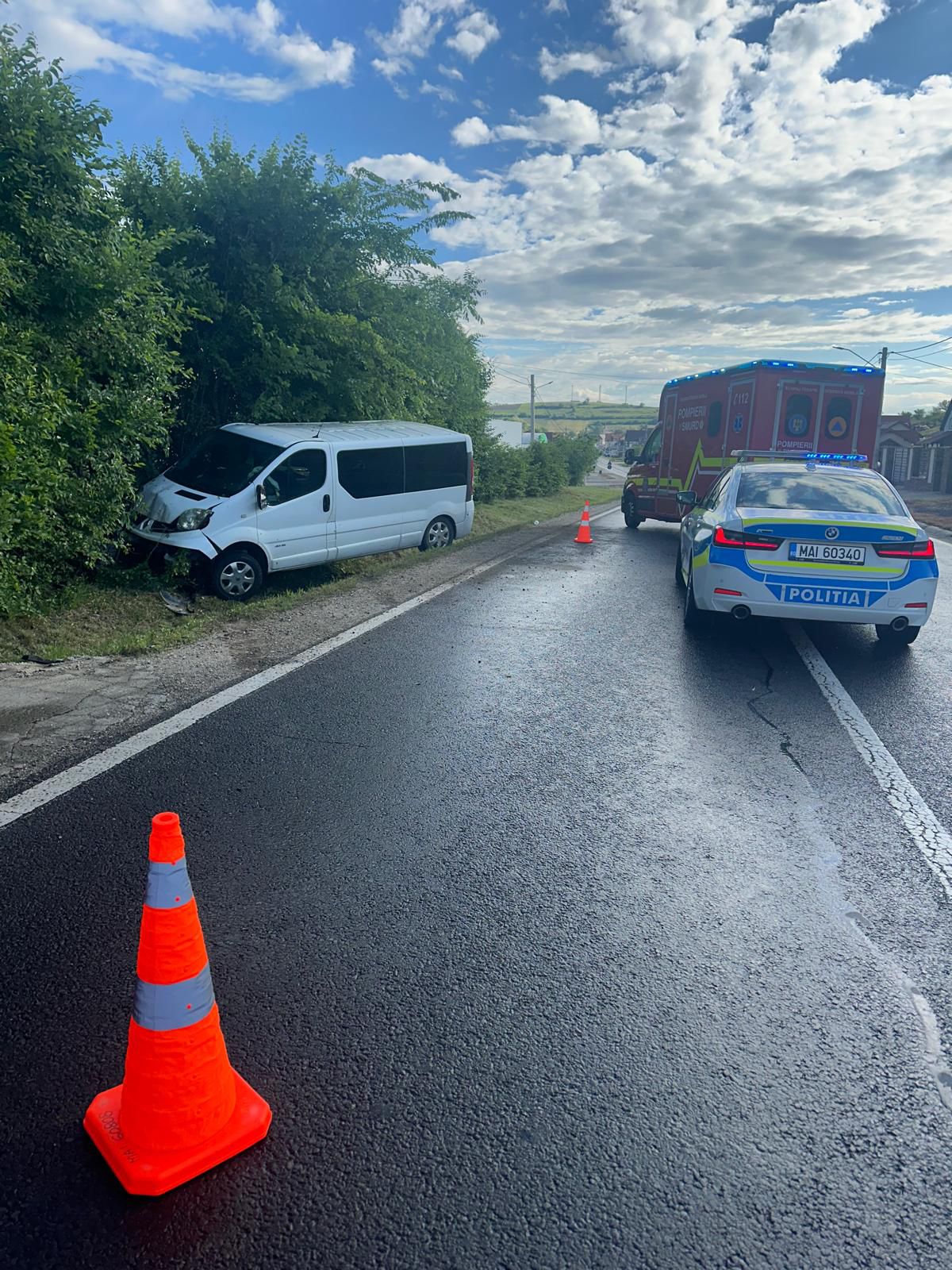 Poza pentru articolul Accident în județul Sibiu. Cinci persoane aflate într-un microbuz au ajuns la spital