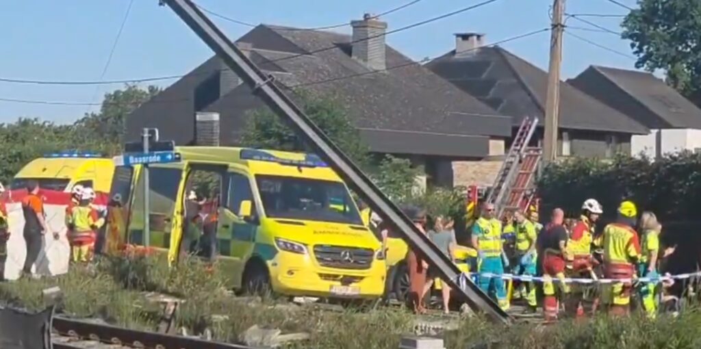 Tragedie în Belgia după ce un tren a lovit un microbuz școlar. Mai multe victime, copii transportați de urgență la spital