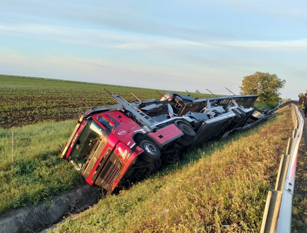 Arad: Un tir care transporta autoturisme s-a răsturnat. Se circulă restricționat pe A1