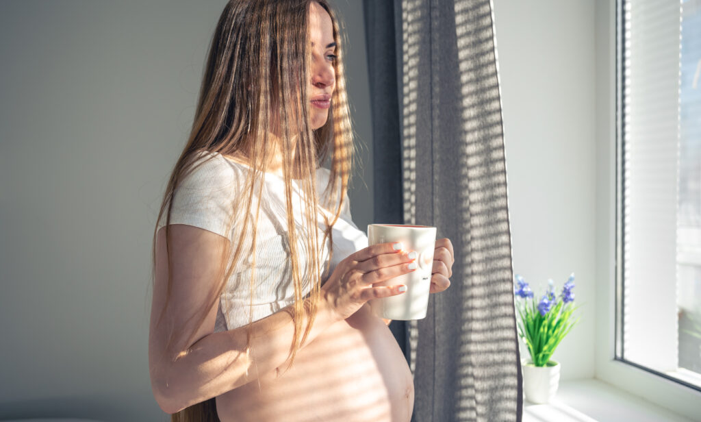 Știința răspunde: Motivul pentru care mama cu doi copii prinde paharul înainte să-l vadă căzând
