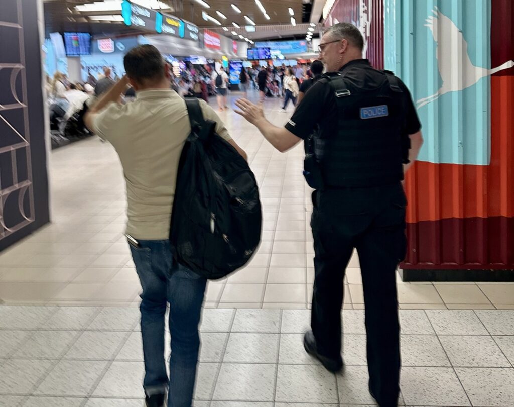 Londra – Bacău, un drum mult prea scump pentru un român prins la furat