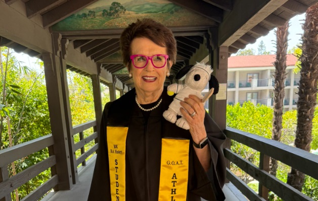 Billie Jean King a absolvit facultatea la 82 de ani, după o pauză de 61 de ani: „Yeah baby, doar 61 de ani!”