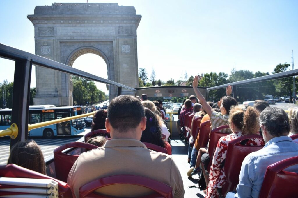 Autobuzele turistice revin în București: cât costă biletul și ce traseu au liniile „Bucharest City Tour”