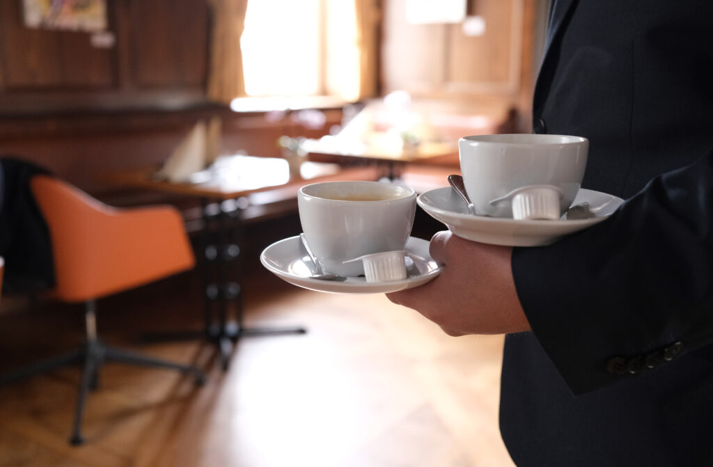 Orășelul căutat de vedete, cu zeci de mici afaceri, în care o mare rețea de cafenele nu a putut să se impună