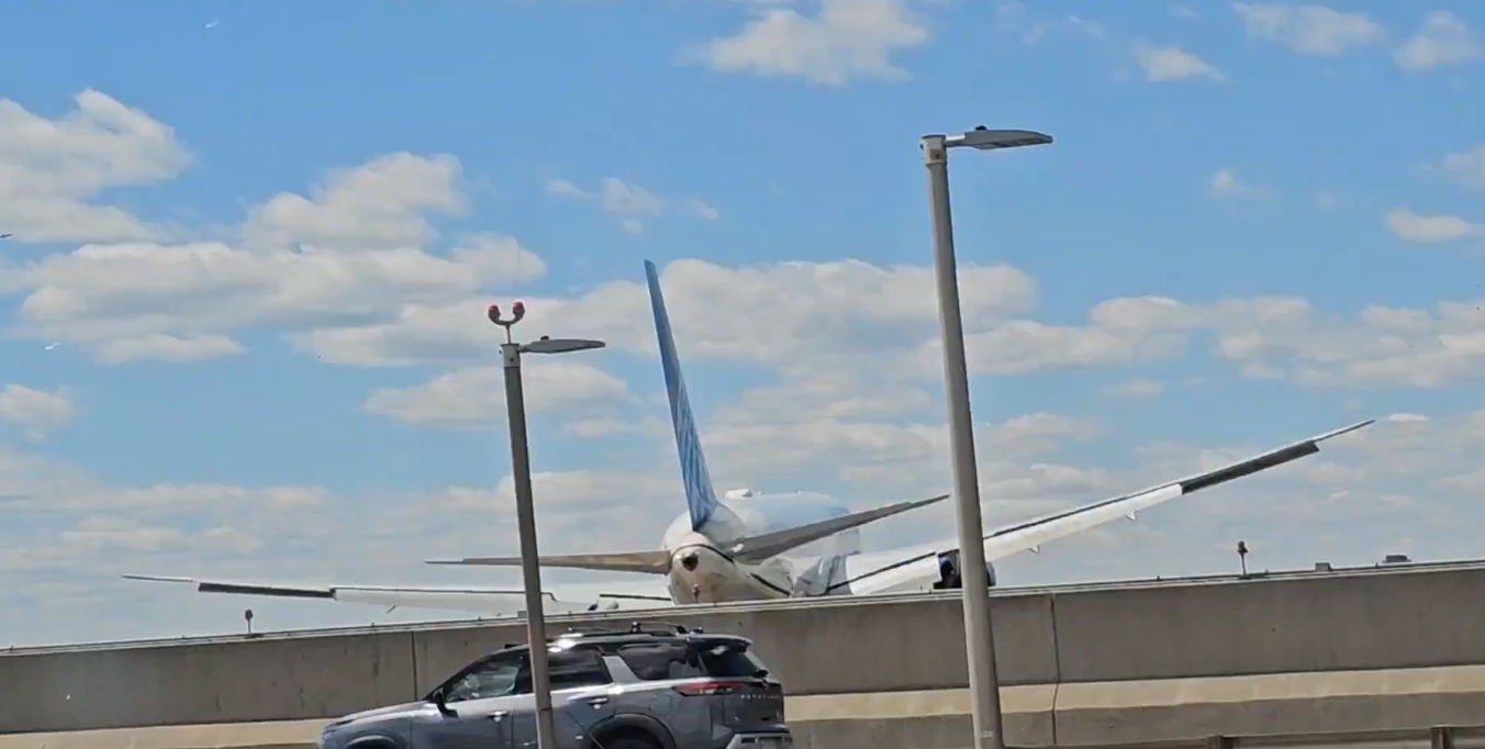 Poza pentru articolul Aterizare neobișnuită. Un avion Boeing 767 a lovit un camion de livrări pe o autostradă