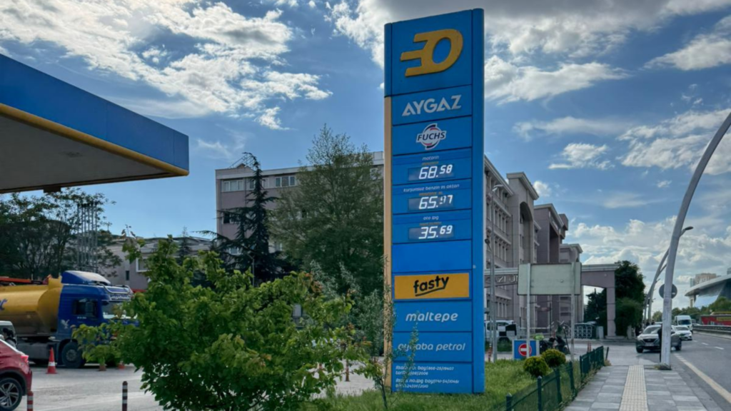 Atenție, România! Cât costă carburantul în trei țări intens frecventate de români în sezonul estival. Unde faci plinul cel mai ieftin în 2026
