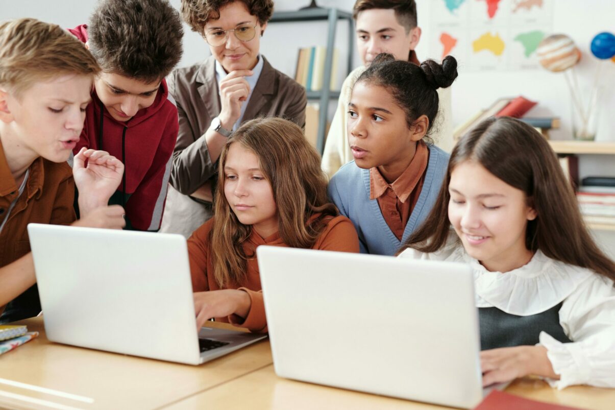 Poza pentru articolul Elevii din clasele III–VI, puși la încercare în „Marea Aventură Digitală” cu probe de logică și AI