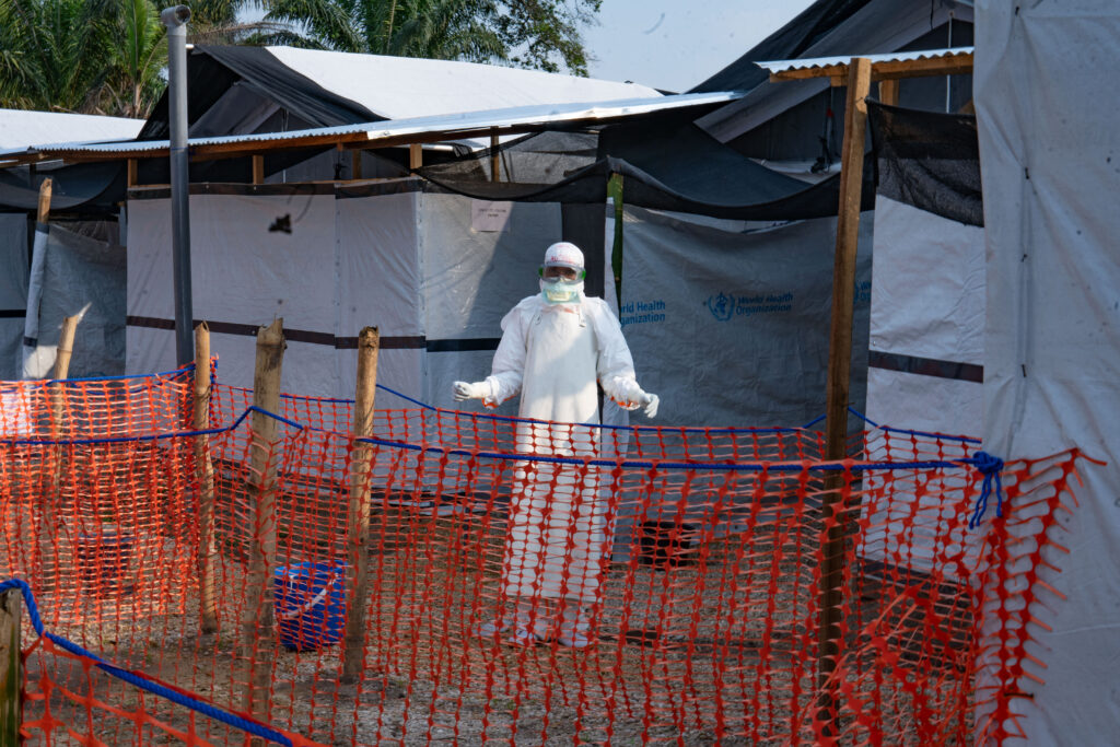 Noi centre deschise pentru tratarea Ebola în Congo, după aproape 120 de decese provocate de o tulpină rară