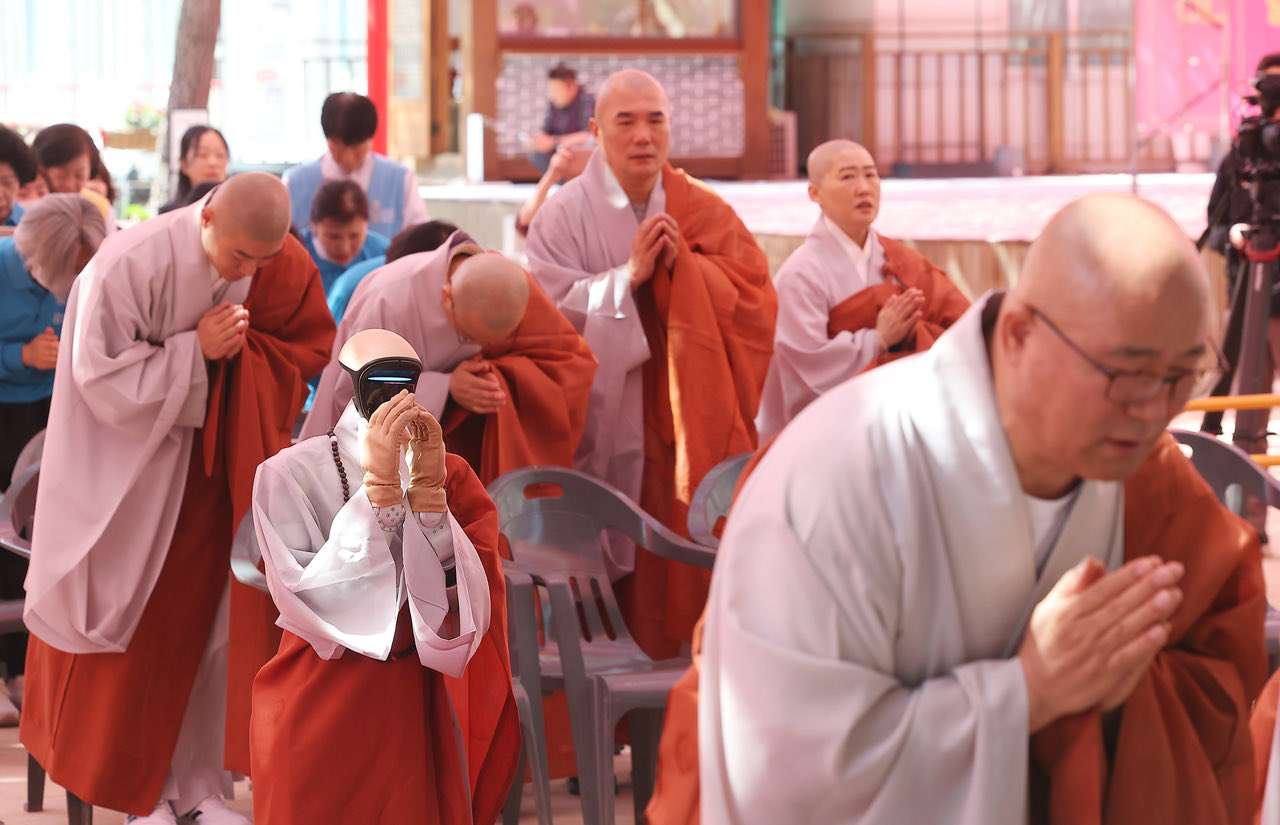 Un robot umanoid din Coreea de Sud a devenit călugăr budist