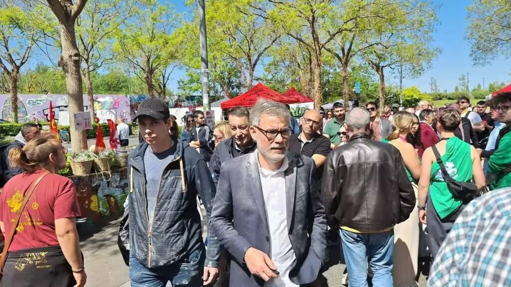 „Dispari, trădător murdar”. Prim-secretarul Partidului Socialist din Franța a fost atacat cu făină la protestele de 1 mai