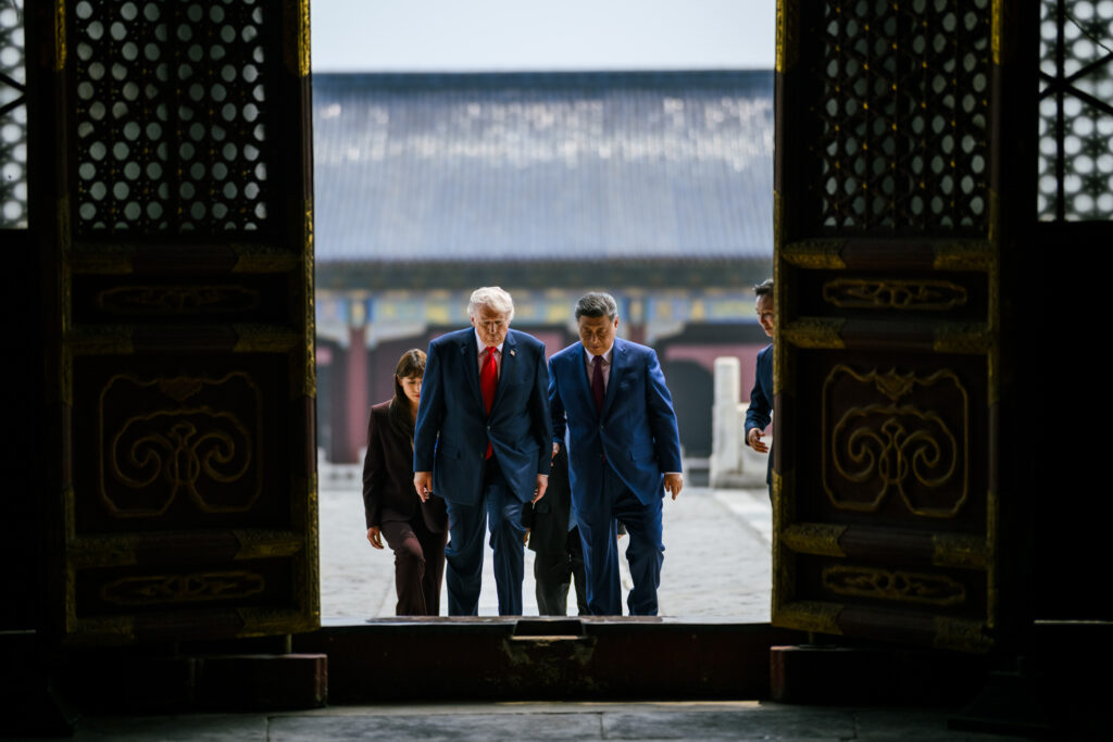 Donald Trump se laudă singur în timpul vizitei la Xi. Cum a ajuns să-i dea dreptate liderului chinez care a spus că SUA este o „națiune în declin”