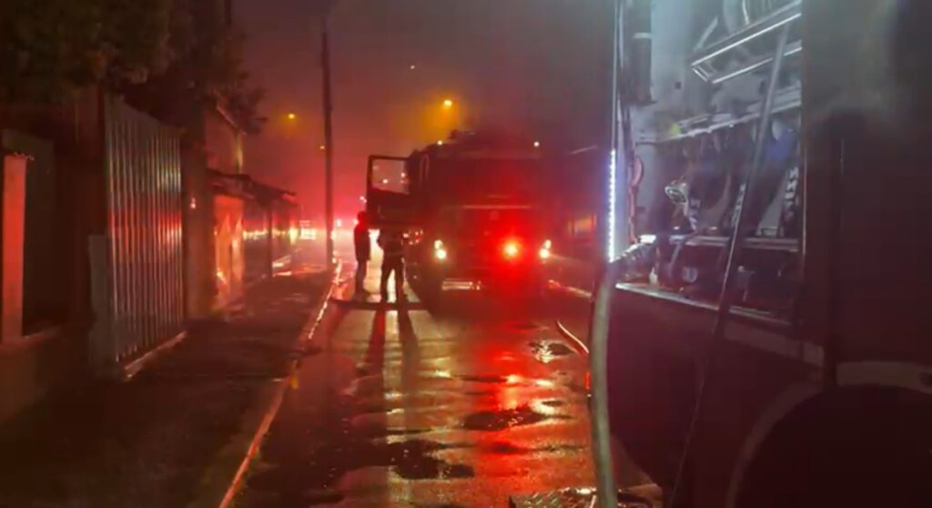 Incendiu puternic în Capitală. Autoritățile au emis mesaj Ro-Alert