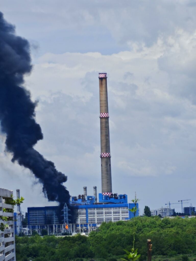 Incendiu cu degajări mari de fum la CET Vest, în Sectorul 6 – VIDEO