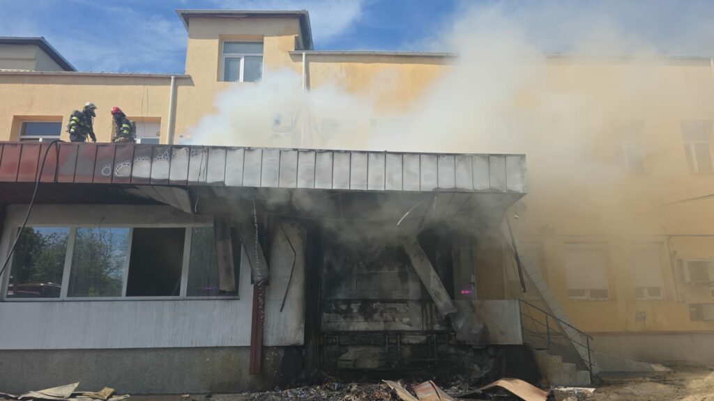 Incendiu la un depozit farmaceutic din Iași