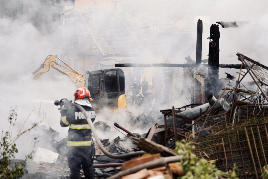 ISU Sibiu: Un detaliu minor poate duce la o tragedie. De la ce a pornit incendiul în care trei locuințe au ars