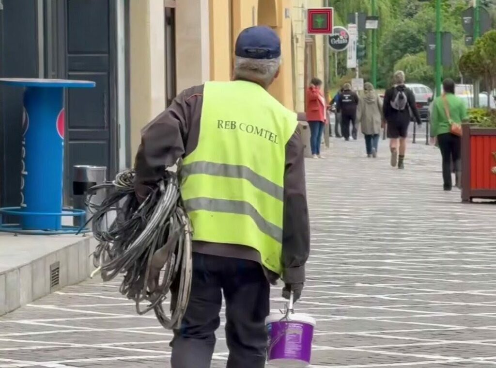 Dispar cablurile de pe fațadele clădirilor din Brașov