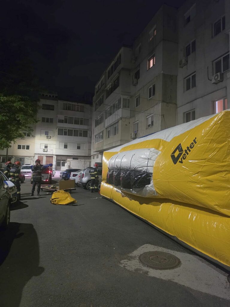Brăila: O persoană amenință că se aruncă de la etajul 4