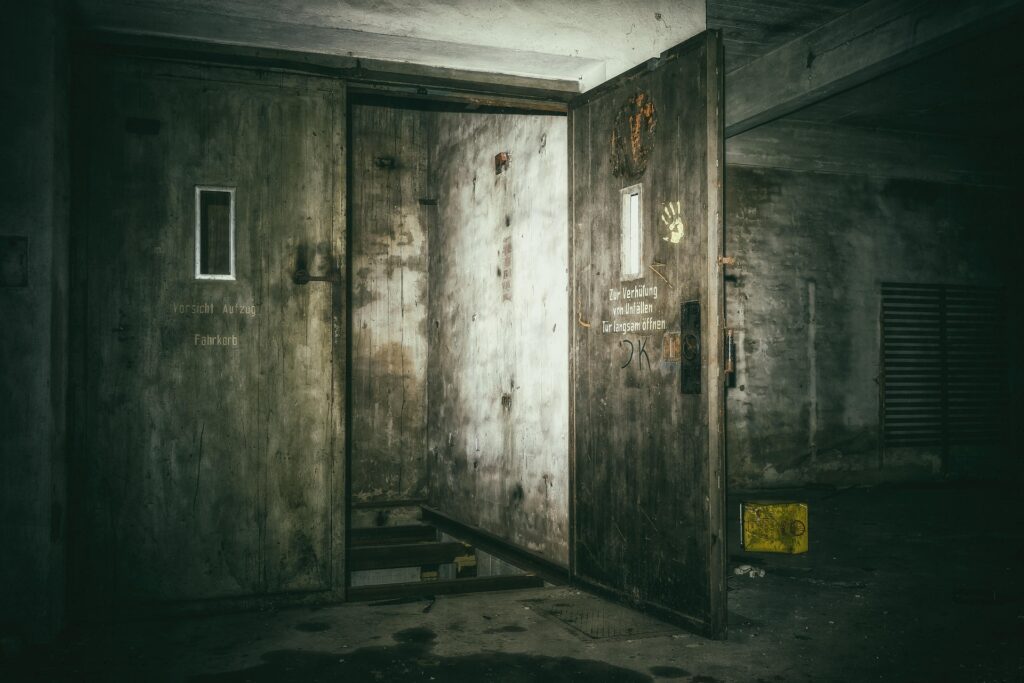 Incident șocant într-un lift. O baterie externă a explodat în mâinile unei femei și a provocat un incendiu