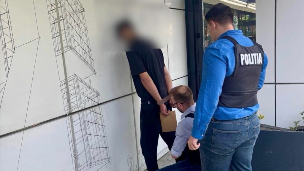Doi bărbați din Bacău, prinși în flagrant în timp ce încercau să-i dea mită 2.500 de euro unui polițist