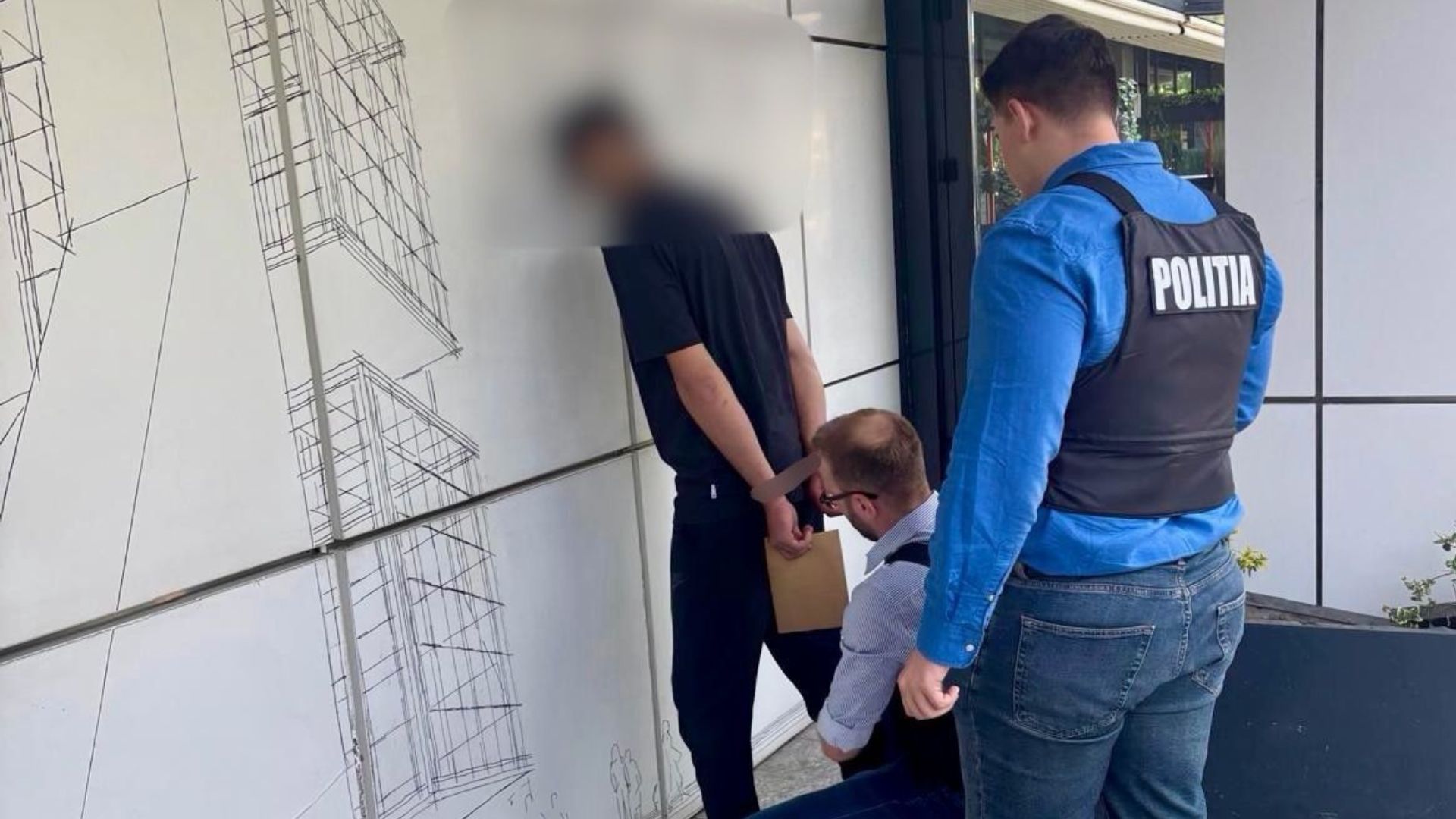 Doi bărbați din Bacău, prinși în flagrant cu mită