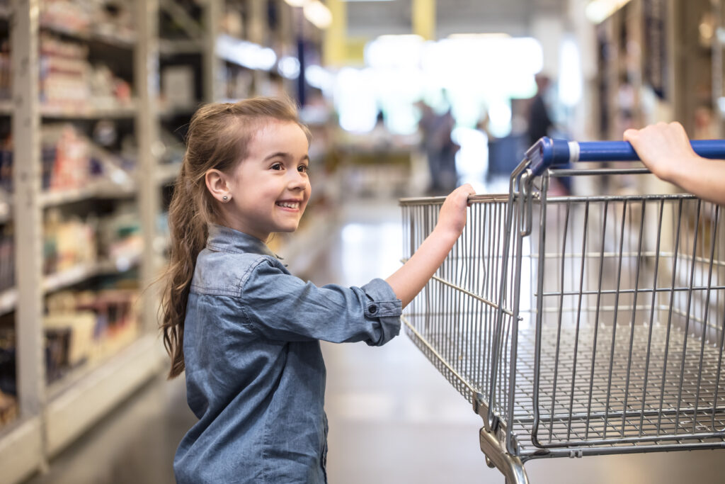 72% dintre părinți recunosc că ajung să cumpere ce le cer copiii la supermarket, chiar dacă nu voiau