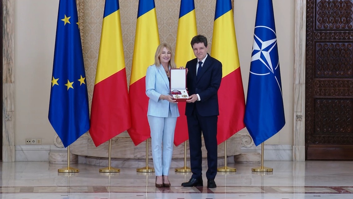 Nicușor Dan a decorat-o pe Nadia Comăneci
