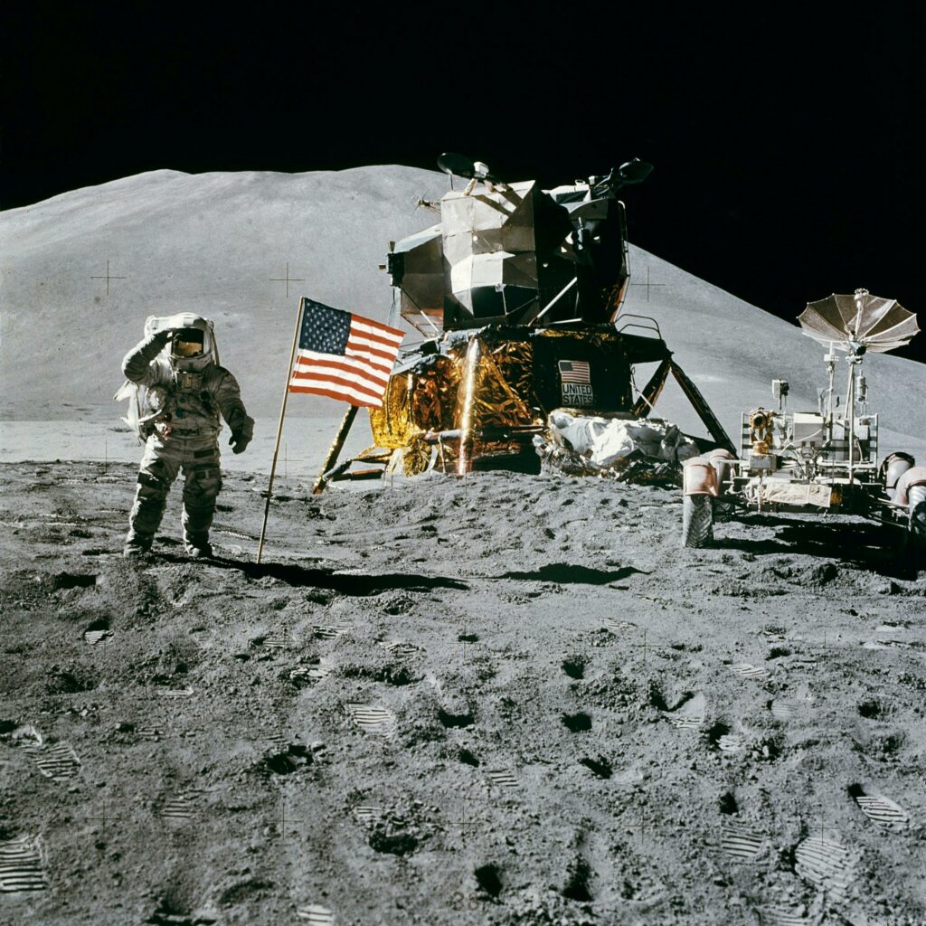 Dosare OZN declasificate de Trump. Ce au văzut astronauții Apollo pe Lună