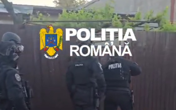 Percheziții în București și trei județe după atacul asupra „Măcelarului lui Bebino”. Polițiștii au ridicat arme și obiecte contondente