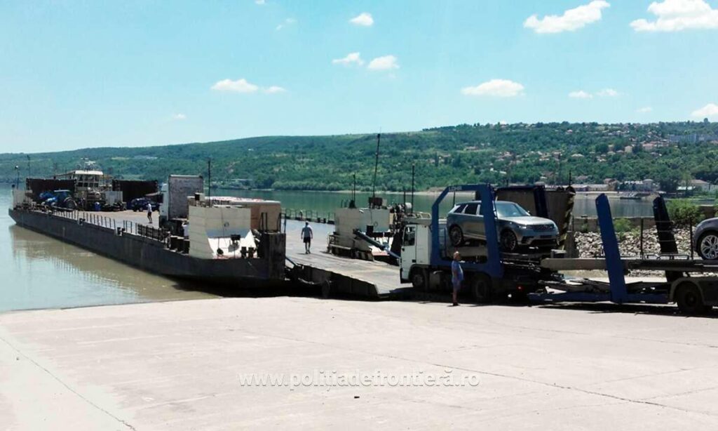 Traversarea cu bacul pe ruta Bechet – Oryahovo, suspendată temporar din cauza vremii