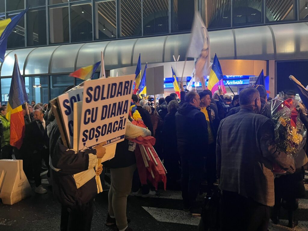 Protest al susținătorilor Dianei Șoșoacă la Otopeni, după ridicarea imunității în Parlamentul European