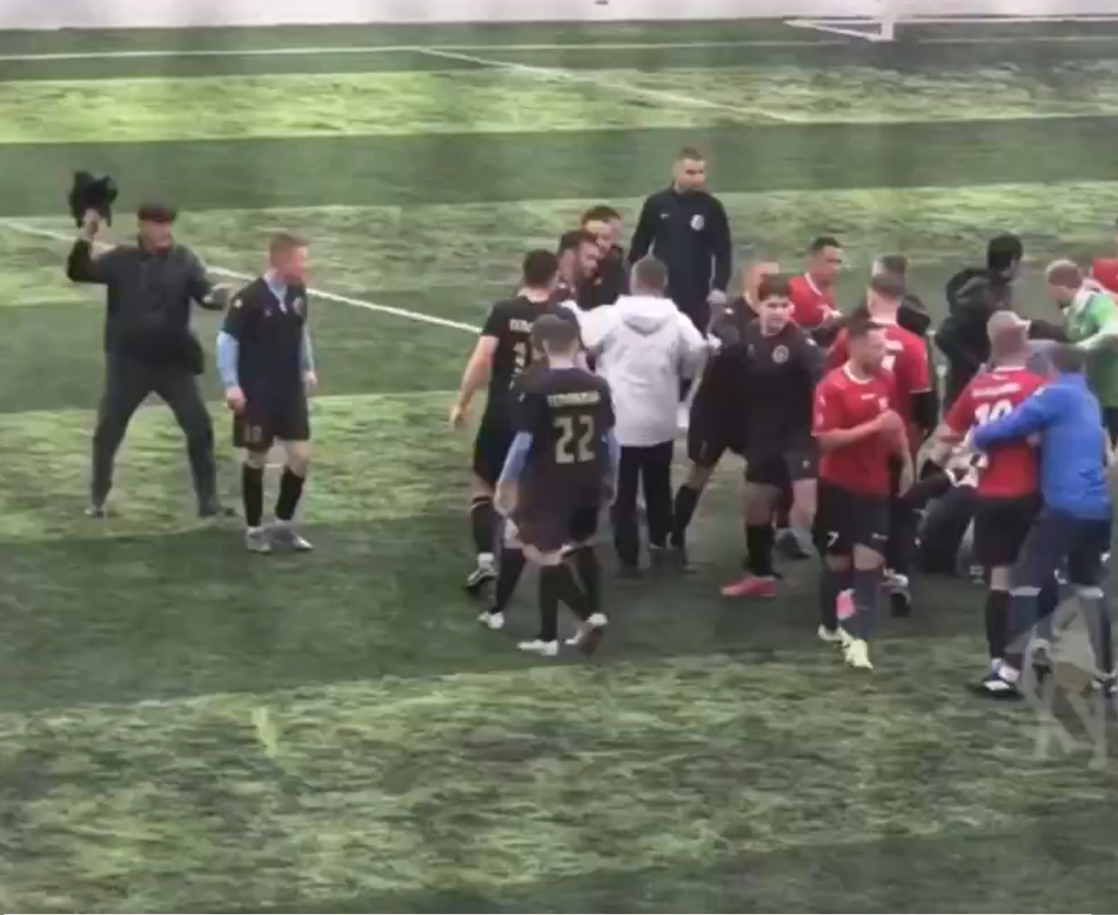 Bătaie generală la un meci de fotbal. În scandal s-a implicat și un bătrân care a lovit un jucător cu umbrela