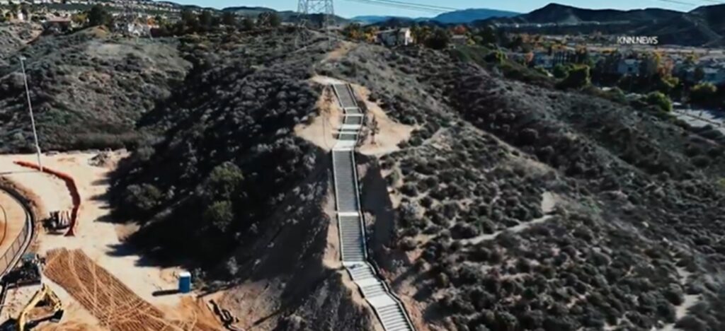 Mii de oameni vor să urce scara cu 116 trepte care nu duce absolut nicăieri. VIDEO