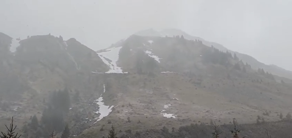 Salvamont Argeș: Risc crescut de avalanșe la altitudini peste 1.800 de metri / Turiștii, sfătuiți să evite traseele unde sunt condiții meteo severe