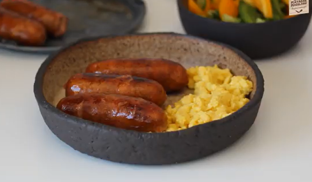 Brunch de weekend acasă: cârnați „durdulii” cu ouă jumări și salată proaspătă