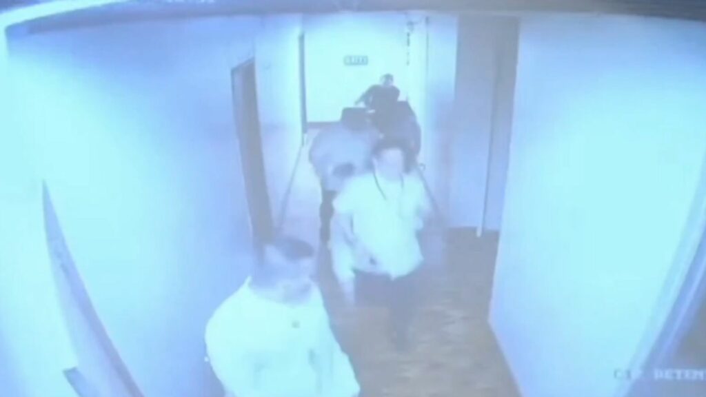 Scene incredibile: Senator cercetat pentru execuțiile din „războiul împotriva drogurilor”, fuge de anchetatori în senatul filipinez